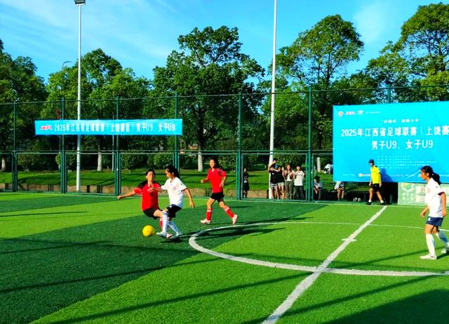 包含竞争激烈！女子足球赛场上掀起激烈角逐的词条