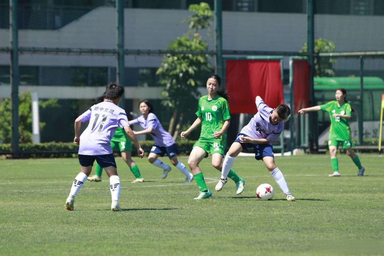 包含竞争激烈！女子足球赛场上掀起激烈角逐的词条